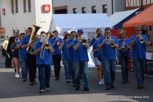 Kirchplatzfest Marsch die Straße hinauf